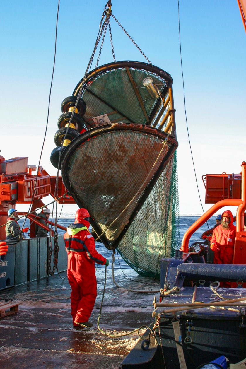 De eerste inzet van SUIT tijdens een expeditie in de Zuidelijke Oceaan aan boord van RV Polarstern in 2004 (© Jan Andries van Franeker).